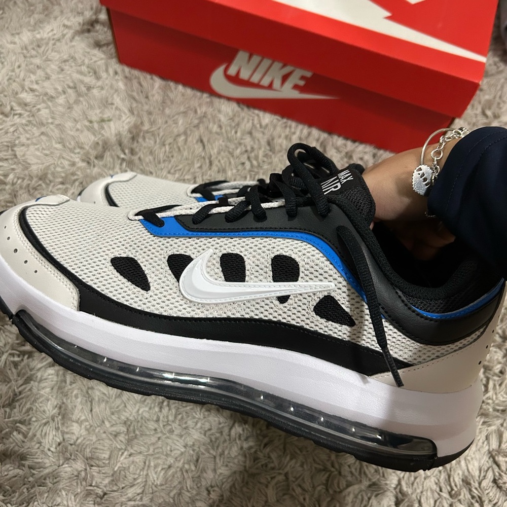 Nike Men's Black/White/Blue Mesh Athletic Air Sole Sneakers - Picture 4 of 7